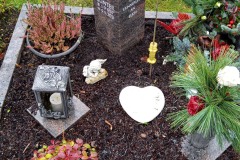 Kirchdornberg, Doppelgrab mit Ornament, Laterne und Einfassung