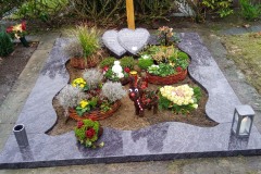 Lienen, Doppelgrab mit Vase, Laterne, Ornament und Teilabdeckung