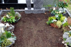 Marienfeld, Dopppelgrab mit Edelstahlkreuz und Einfassung