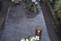 Marienfeld, Urnengrab mit Bronzekreuz, Laterne