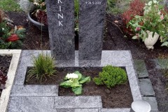 Marienfeld, Urnengrab mit Laterne, Vase und Einfassung
