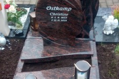 Sassenberg, Urnengrab mit Vase, Laterne und Abdeckplatten