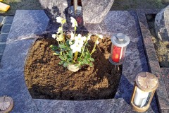 Sendenhorst, Urnendoppelgrab mit Bronzekreuz, Laterne und Vase