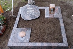 Sendenhorst, Urnengrab Liegestein mit Laterne, Vasenring und Einfassung