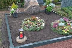 grabstein_ostseefindling_mit_anroechter_grabeinfassung