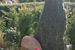warendorf_grabstein_felsen_mit_ostseefindling_und_gipfelkreuz