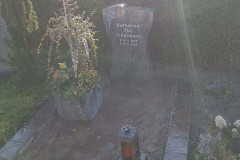 Beelen, Grabstein stehend mit Rose