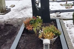 Düsseldorf, Grabstein Einzelgrab, Impala gebrannt und gebürstet, Edelstahlkugel