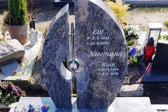 Harsewinkel, Urnengrabanlage mit Edelstahlkreuz