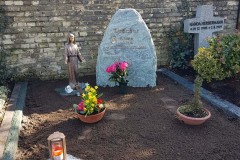 Münster, Grabstein Serpentin stehend mit Madonnenfigur und passender Grabeinfassung