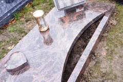 Oelde, Urnengrabanlage mit Abdeckplatte und Granitbuch, Bronzelaterne