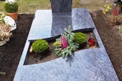 Sendenhorst, Grabstein mit Teilabdeckplatten und Einfassung, pflegeleichte Grabgestaltung