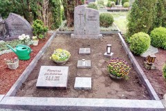 Beckum, Grabstein mit Einfassung und Liegestein