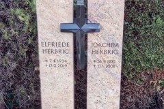 Füchtorf, Grabstein heller Granit mit Granitkreuz