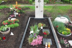 Grabstein aus Kalkstein mit Edelstahlkreuz und Diabas Einfassung