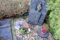 Liesborn, Urnengrabstein mit Bronzemadonna