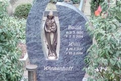 Oelde, Grabstein mit Bronzemadonna und Grablaterne