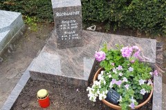 Everswinkel, Urnengrabanlage mit gehauener Rose und Teilabdeckplatten aus Himalaya-Granit