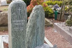Stromberg, Grabstein aus Serpentin-Felsen mit gehauener Grabinschrift