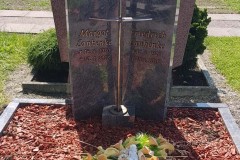 Bad Westernkotten, Grabstein mit Bronzekreuz