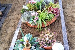 Granitbuch mit Einfassung und Grableuchte