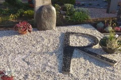 Bad Lippspringe, Grabstein Findling mit Kiesbeet und Ornament