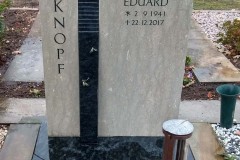 Ladbergen, Grabstein mit Einfassung und Abdeckplatten, Bronzebaum und Bronzelaterne mit Vase Diabas_Hedera Kalkstein