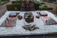 Warendorf, Grabstein mit Teilabdeckplatten und Madonna