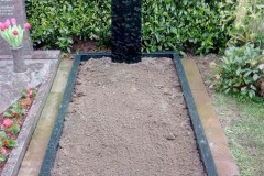Hoetmar, Grabstein Diabas mit Einfassung