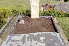 Liesborn, Grabstein mit Einfassung und Teilabdeckung
