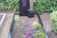 Telgte, Grabstein mit Bronzemadonna und Einfassung
