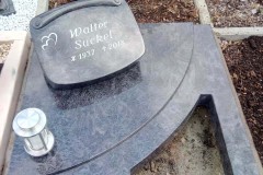 Urnengrabanlage, Vollabdeckung mit Herzausschnitt und zweiteiligem Denkmal