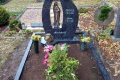 Beckum, Grabstein mit Bronzemadonna