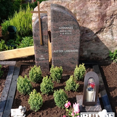 Ostbevern, Grabstein zweiteilig mit Kreuz und Einfassung Urnengrab