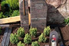 Ostbevern, Grabstein zweiteilig mit Kreuz und Einfassung Urnengrab