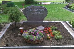 Voßwinkel-Arnsberg, Grabstein Tauben Granit Einfassung