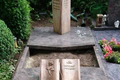 Warendorf, Teilabdeckplatte mit Grabstein und Bronzebuch