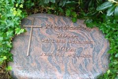 Wiedenbrück, Grabstein Barap Granit liegend mit Bronzeschrift