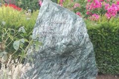 Bad Laer, Grabstein Felsen mit aufgesetzer Aluminium Schrift