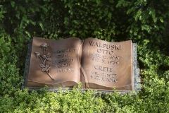 St. Vit, Grabstein Bronzebuch