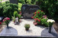 Heepen, Grabstein mit Einfassung Eckplatten Ornament