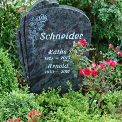 Kirchdornberg, Grabstein mit Rose