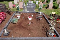 Grabstein Zweiteiler mit Einfassung