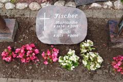 Liegestein mit Vase und Laterne