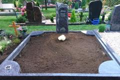 Sendenhorst, Grabstein mit Einfassung und Viertelkreisplatten