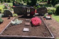 Unna Südfriedhof, Grabstein mit Einfassung und Trittplatten