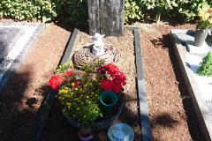 Avenwedde, Grabstein Stele Edelstahlkugel Einfassung