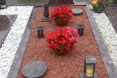 Scharnhorst ,Einzelwahlgrab mit Ornament, Laterne, Vase und Einfassung