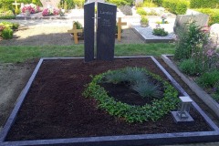 Sendenhorst, Doppelgrab mit Edelstahlkreuz, Laterne und Einfassung