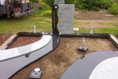 Waldfriedhof zu Linnep, Doppelgrab mit Herz, Laterne, Vase, Bronzeengel, Teilabdeckung und Einfassung